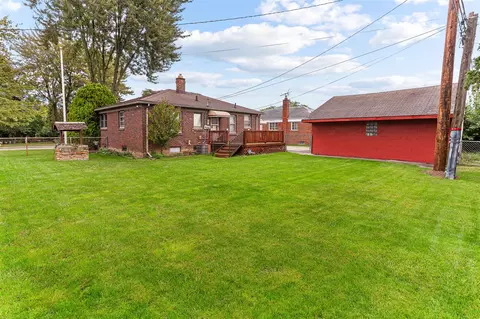 Exterior - 18272 Oak, Eastpointe, MI 48021 photo 4 of 9