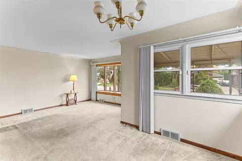 Living - 18272 Oak, Eastpointe, MI 48021 photo 4 of 5