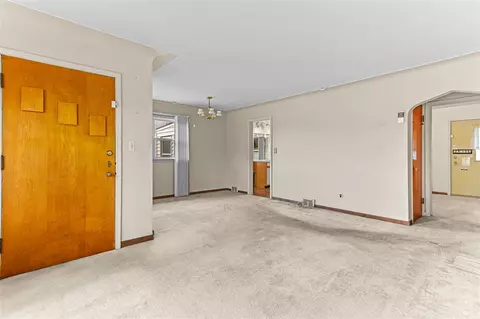 Living - 18272 Oak, Eastpointe, MI 48021 photo 2 of 5