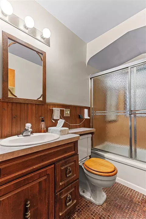 Bath - 18272 Oak, Eastpointe, MI 48021 photo 2 of 4