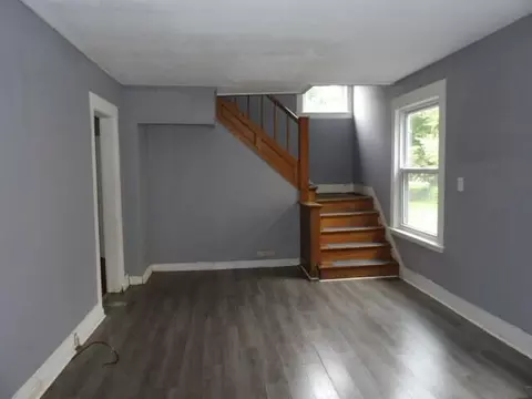 Living - 618 6th, Jackson, MI 49203 photo 2 of 4