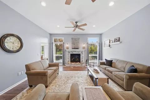 Living - 3846 Nelson, Jackson, MI 49203 photo 2 of 3