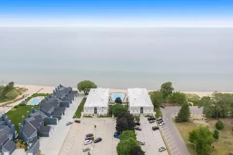 225 North Shr #212, South Haven, MI 49090