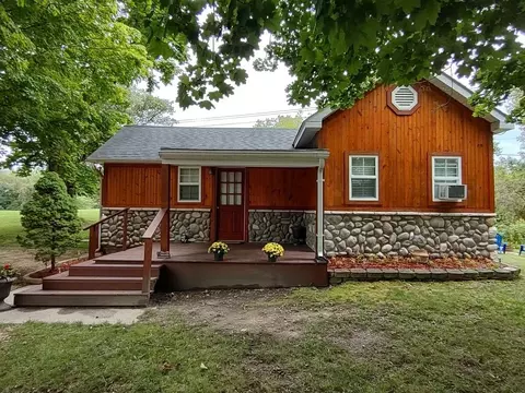 302 E 2nd, Clare, MI 48617 photo 2