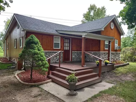 302 E 2nd, Clare, MI 48617 photo 1