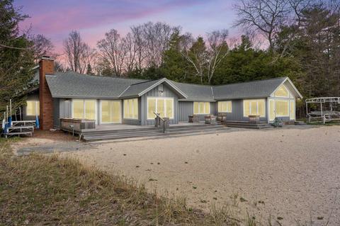 5212 N Manitou Trl W, Leland, MI 49654