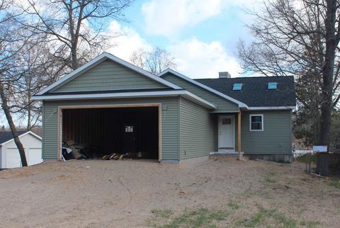 6894 W Shore Dr, Weidman, MI 48893