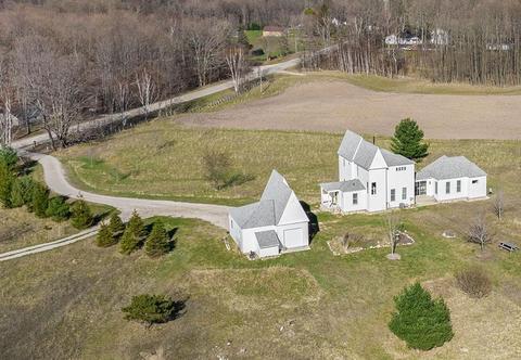 5613 Division, Harbor Springs, MI 47940