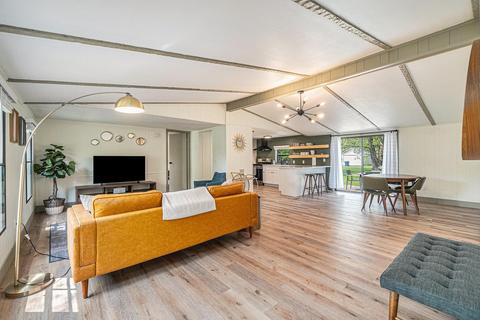 909 Leelanau Ave, Frankfort, MI 49635