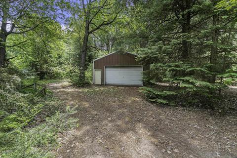5413 W Lake Mitchell, Cadillac, MI 49601