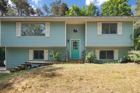 1075 Vega Dr, Traverse City, MI 49686