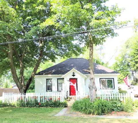 332 1st St, Breckenridge, MI 48615