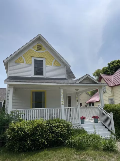 712 Washington St, Traverse City, MI 49686