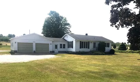 4021 S Center Hwy, Suttons Bay, MI 49682