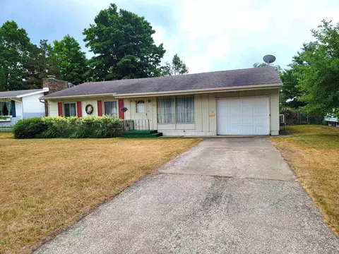 713 Sunset Ln, Cadillac, MI 49601