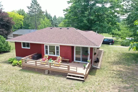 1036 W Lake Dr, West Branch, MI 48661