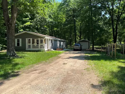 1301 Madrid Ln, Lake Isabella, MI 48893