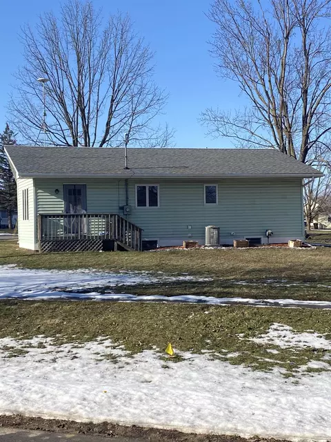 402 N St Johns, Ithaca, MI 48847 photo 2