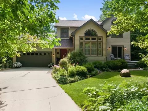 4862 Lake Shr, Charlevoix, MI 49720