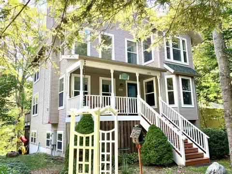 8715 S Dunns Farm, Maple City, MI 49664
