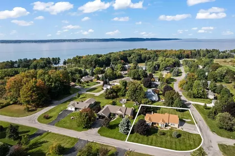 3947 Haven Hl, Williamsburg, MI 49690