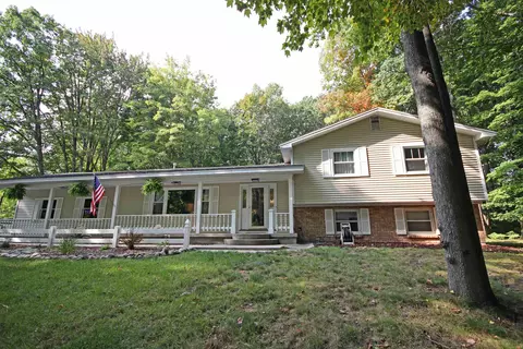 571 Bass Lk, Traverse City, MI 49685