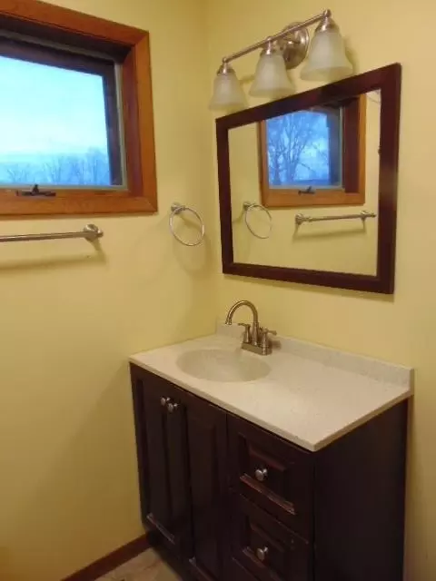 Bath - 324 N Ithaca, Ithaca, MI 48847 photo 6 of 7