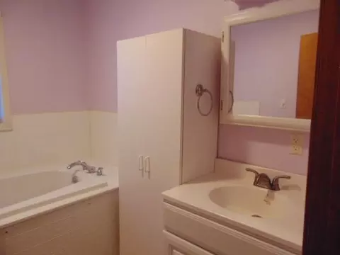 Bath - 324 N Ithaca, Ithaca, MI 48847 photo 1 of 7