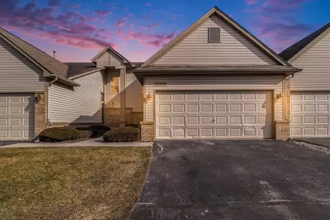 24530 Pine Vlg, Oak Park, MI 48237