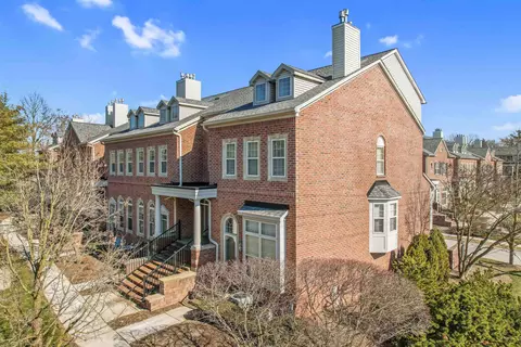 669 W River Park Vlg, Northville, MI 48167