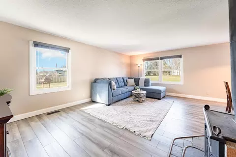 Living - 2270 W Washington, Ithaca, MI 48847 photo 4 of 6