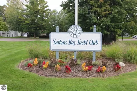 738 N Yacht Clb #37 : 37, Suttons Bay, MI 49682