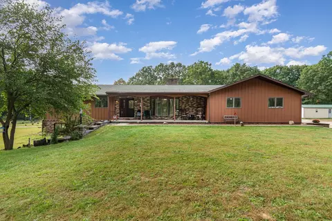 9352 E Howard City Edmore, Vestaburg, MI 48891
