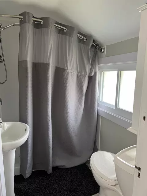 Bath - 212 S Ithaca, Ithaca, MI 48847 photo 1 of 4