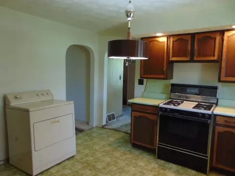 Kitchen - 230 E Seaver, Ithaca, MI 48847 photo 4 of 4