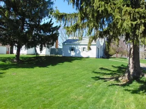 Exterior - 230 E Seaver, Ithaca, MI 48847 photo 8 of 12