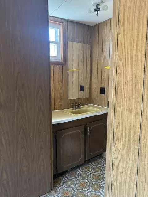 Bath - 955 E Nicki, Midland, MI 48640 photo 1 of 2