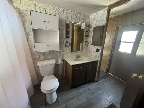Bath - 955 E Nicki, Midland, MI 48640 photo 2 of 2