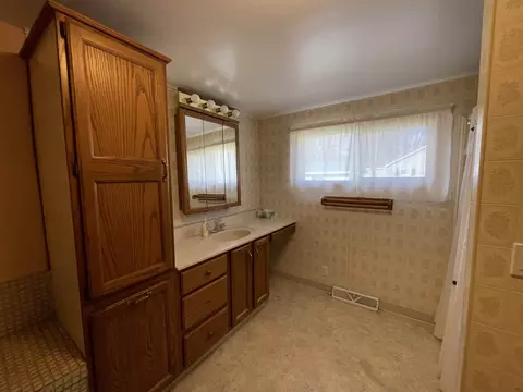 Bath - 335 W Second, Gladwin, MI 48624 photo 2 of 4