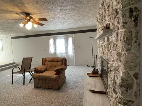 Living - 335 W Second, Gladwin, MI 48624 photo 10 of 12