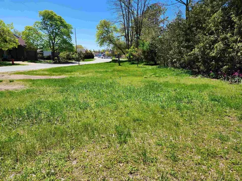 512 N Front, Suttons Bay, MI 49682