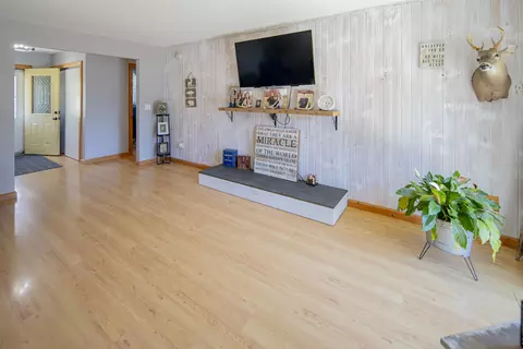 Living - 10559 Millbrook, Blanchard, MI 49310 photo 2 of 5