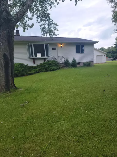 1717 E Almeda Bch, Pinconning, MI 48650
