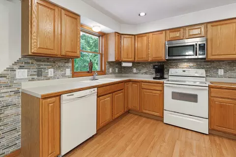 Kitchen - 4587 Pine Run, Farwell, MI 48622 photo 3 of 4