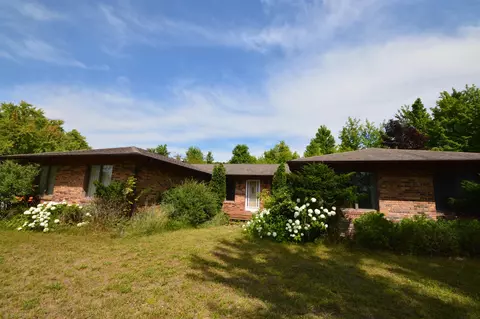 8909 S Maple City, Maple City, MI 49664