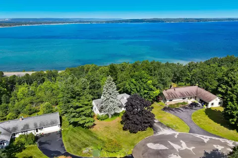 2898 Holiday Pnes, Traverse City, MI 49686