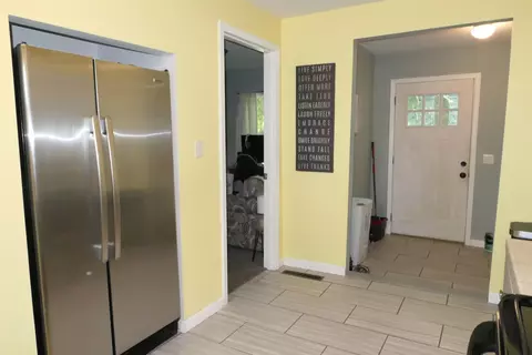 Entry Way - 426 N Maple, Ithaca, MI 48847 photo 2 of 2