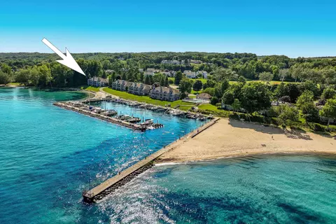 730 N Yacht Clb #40 : 40, Suttons Bay, MI 49682