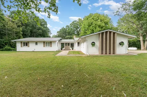 8717 E Howard City Edmore, Vestaburg, MI 48891