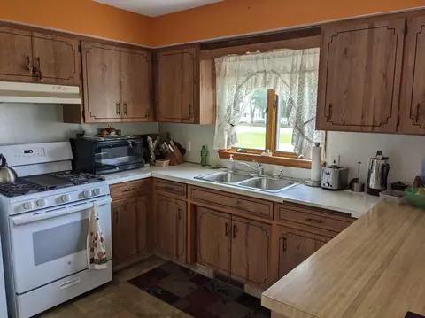 Kitchen - 880 Richland, Lupton, MI 48635 photo 2 of 2